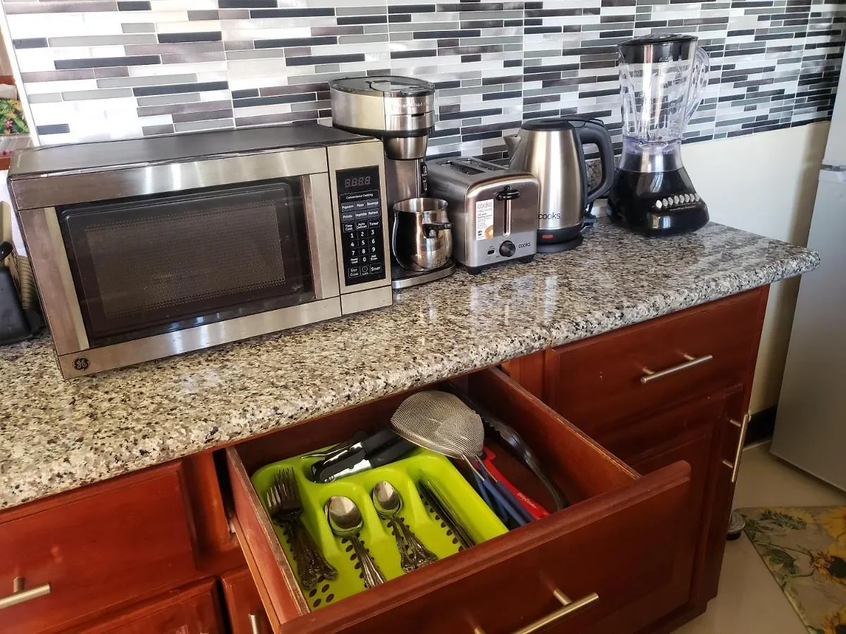 Irie Hideaway - Private Studio In Gated Community --Caribbean Estates, Portmore Accommodatie bij particulieren